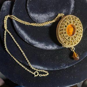 Vintage Gold Tone Oval Filagree Glass Cameo Locket